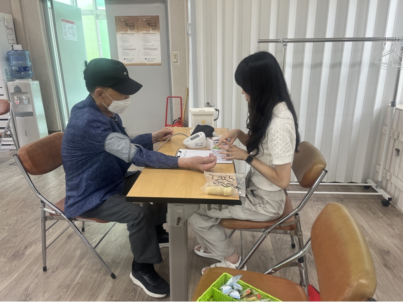 연수구 동춘2동 행정복지센터는 지역 주민의 건강 증진과 만성질환 예방을 위한 프로그램 동춘2동 백 세를 부탁해를 운영하고 있다